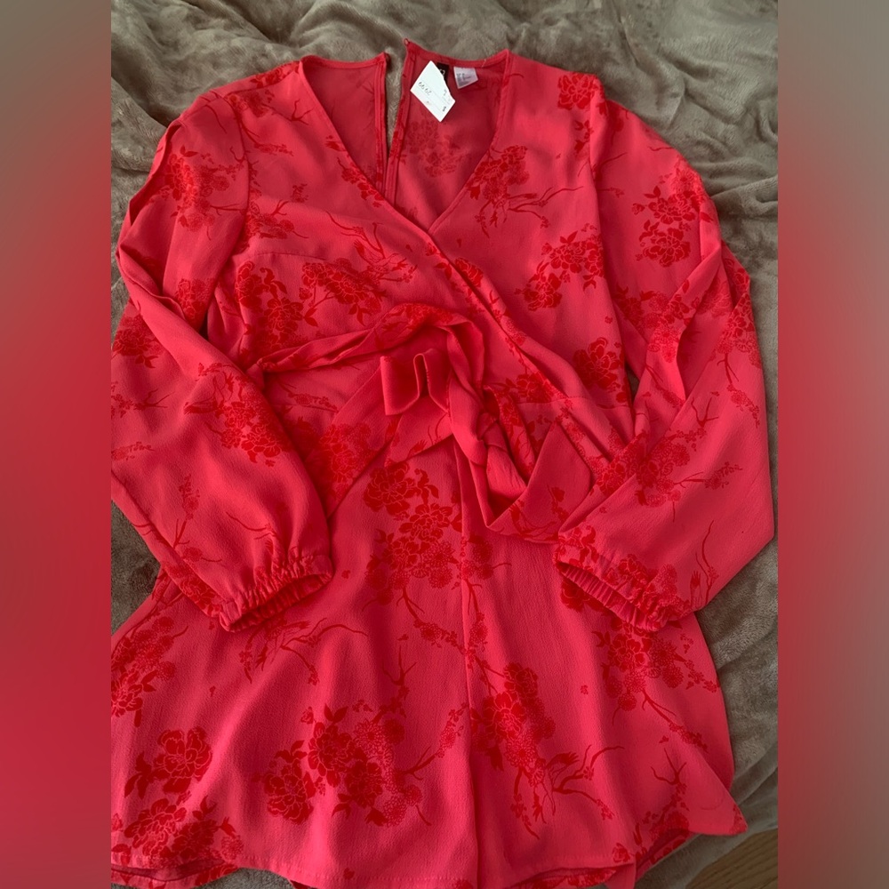 Stunning hot pink floral romper with belt. Size 6 New with tags.